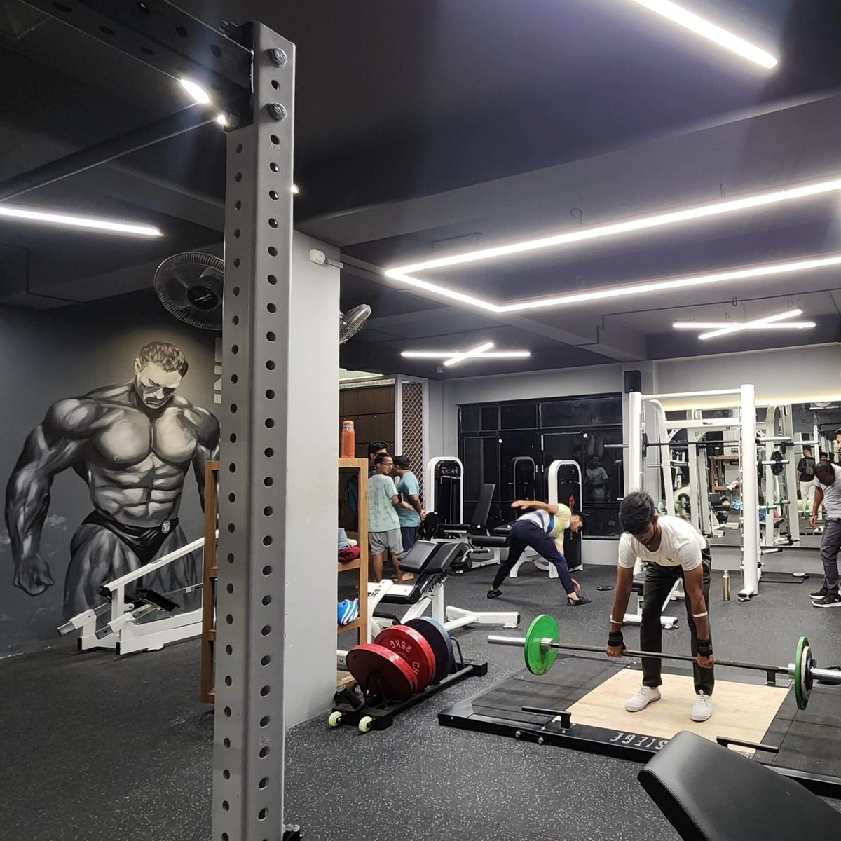 Deadlift platform with the Hulk mural